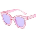 Modische rosa quadratische Sonnenbrille mit lila Gläsern und funkelnden Strasssteinen Hauptbild - Transparenter Violetter Rahmen Violette Linse