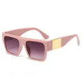 Rosa markante Flat-Top-Sonnenbrille mit Farbverlauf-Gläsern und goldem Bügeldekor. - Rosa Rahmen Grauer Verlaufs-Linse Stil (5406)
