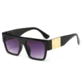 Elegante schwarze quadratische Sonnenbrille mit lila Farbverlauf und goldener Tempeldekoration. - Schwarzer Rahmen Grauer Verlaufs-Linse Stil (5406)