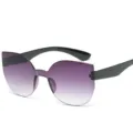 Modische einteilige Farbverlauf Sonnenbrille in Lila mit schwarzen Bügeln für Damen. - Grauverlauf