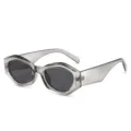 Modische unregelmäßige Sonnenbrille mit transluzentem grauem Rahmen und schwarzen Gläsern - Grauer Rahmen / Schwarzgraue Gläser