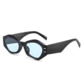 Modische unregelmäßige Sonnenbrille mit schickem schwarzen Gestell und blauen Gläsern. - Schwarzer Rahmen Blaue Gläser