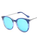 Lunettes de soleil bleues tendance pour femmes, verres colorés et branches en métal élégantes. - Monture bleu translucide et verres bleu glacier