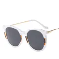 Trendy ronde zonnebril met chique wit en schildpadmontuur, stijlvolle gouden metalen poten. - Massief wit frame grijze lens