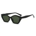 Schwarze polygonale Sonnenbrille mit Metallnieten und dunklen Glasern fur den Sommer. - Schwarzer Rahmen Grüne Gläser