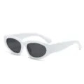 Retro Katzenauge Sonnenbrille mit dickem weißen Gestell und dunklen Gläsern für den Alltag. - Weißer Rahmen Graue Gläser