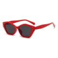 Rote polygonale Sonnenbrille für Damen und Herren Retro geometrische Sonnenbrille mit Nieten - Roter Rahmen Graue Gläser