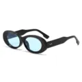 Modische dicke ovale Sonnenbrille mit schicken hellblauen Gläsern für Damen im Alltag. - Glänzender schwarzer Rahmen blaue Linse