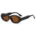 Modische schwarze klobige ovale Sonnenbrille für Damen mit stilvollen braunen Gläsern und Nieten. - Schwarzer Rahmen Tee Gläser
