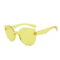 Transparente gelbe einteilige Sonnenbrille, bonbonfarbene Modedesign stilvolle randlose Brille. - Ganz Gelb