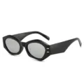 Schicke schwarze unregelmäßige Sonnenbrille mit breitem Gestell und grauen Gläsern für Damen. - Schwarzer Rahmen Silberne Verspiegelte Gläser