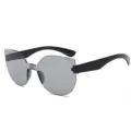 Einteilige Sonnenbrille mit grauen Gläsern und schwarzen Bügeln, stilvolles Accessoire. - Hellgrau