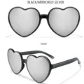 Herzförmige Sonnenbrille mit schwarzen Rahmen und silbernen Spiegelgläsern stylisch. - Schwarzer Rahmen Silberspiegel