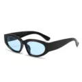 Modische schwarze ovale Sonnenbrille mit hellblauen Gläsern für stilvolle Retro-Looks. - Glänzender schwarzer Rahmen blaue Linse
