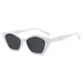 Weisse polygonale Sonnenbrille mit Metallnieten, retro Stil schicke schwarze Glser Brille. - Weißer Rahmen Graue Gläser