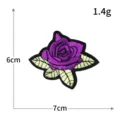Parche bordado de rosa púrpura con hojas verdes, tamaño 6x7cm, termoadhesivo para ropa. - H0576