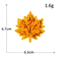 Toppa foglia d'acero ricamata con paillettes lucide decorazione vestiti 6.7x6.5cm - M1547 giallo scuro