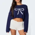 Detailansicht des dunkelblauen Strick-Crop-Pullovers mit weißem Schleifen-Muster. - S / Marineblau