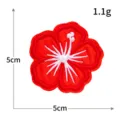 Parche bordado de flor roja adhesivo DIY para ropa con tamaño de 5x5cm y peso ligero de 1,1g. - Rojo