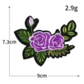 Patch brodé de fleurs de roses violettes, application en tissu 7.3x9cm avec colle thermocollante. - H0673