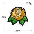 Gelbe Rose gestickter Aufnäher, 7x7,3cm dekorative Kleidung Applikation DIY Abzeichen zum Aufbügeln. - H0644