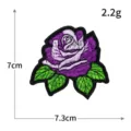 Ecusson brodé rose violette avec colle thermocollante, parfait pour la décoration DIY. - H0644