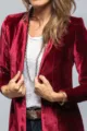 Vue détaillée du long manteau rétro en velours pour femme avec un tissu élégant et finitions. - S / Bordeaux