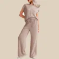 Vista detallada del conjunto de punto casual con parte superior de canalé y pantalón. - Caqui