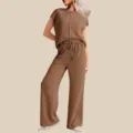 Conjunto casual de punto acanalado con camiseta de manga corta y pantalones anchos cómodos. - Marrón