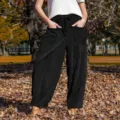 Detailopname van casual ribfluwelen broek in een herfstachtige buitenscène met handige zakken. - S / Bottoms / Zwart
