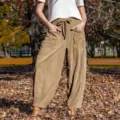 Detailopname van casual kaki ribfluwelen harembroek voor dames met zakken en trekkoord. - S / Bottoms / Khaki