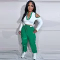 Μοντένo γυναικείο σετ δύο τεμαχίων με crop top με ανοιχτούς ώμους και cargo παντελόνι - S / Πάνω Και Κάτω / Πράσινο
