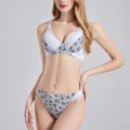 Gros plan détaillé de l'élégant ensemble de lingerie en dentelle florale blanche. - 34/75B / Haut et Bas / Blanc