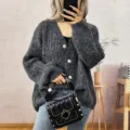Vista detallada del elegante cárdigan de punto para mujer con manga larga y cuello en V. - S / Gris oscuro