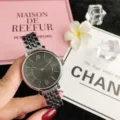 Gedetailleerd overzicht van een dames kwarts horloge met metalen band en Romeinse cijfers. - Zilver Zwart Gezicht