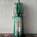 Ensemble deux pièces à imprimé floral vert avec un haut zippé et pantalon assorti. - S / Vert