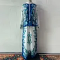 Vue detaillee de l ensemble deux pieces femme avec veste et pantalon motif floral. - S / Bleu