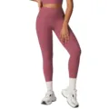 Primo piano di leggings yoga rosa a vita alta, mostrando consistenza liscia, tessuto elastico. - Taglia S / Pantaloni e gonne / Rosa fagiolo