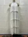 Detalle del vestido largo blanco sin mangas plisado halter, estilo elegante con volantes en cascada. - Blanco