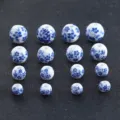 Cuentas de cerámica azul y blanca agujero grande cuentas redondas de porcelana para manualidades. - 6mm (Agujero: ~2.8mm) / Estampado floral azul y blanco
