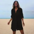 Vue détaillée du pareo de plage noir pour femme avec dentelle au crochet et manches longues. - Taille unique / Noir