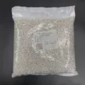 Detailaufnahme von Metall Kugel Ohrring Verschlüssen als Schmuckzubehör im Großpack. - Kleines Paket (2000 Stück) / Kleine nickelfreie dick versilberte Ohrmuttern