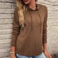 Vista dettaglio felpa con cappuccio in maglia trecce marrone con cordino e trama morbida. - Taglia S / Top / Marrone scuro