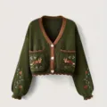 Vue detaillee du cardigan en tricot vert pour femme avec broderie de renard et col en V. - S / Vert olive