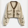 Détail cardigan en tricot beige, poches brodées de renard, col V marron, manches longues. - S / Blanc Cassé