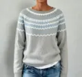 Vue de detail d'un pull gris a manches longues avec motif jacquard nordique classique. - S / Hauts / Style 9556