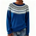 Détail du pull bleu élégant présentant un motif jacquard classique au col pour femmes. - S / Hauts / Style 9557