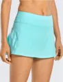 Vue de détail en gros plan de skort de sport athlétique plissé à taille haute pour femmes. - Bleu ciel