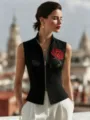 Elegante chaleco negro sin mangas con cremallera y bordado de rosas rojas para mujer. - S / Negro