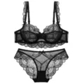 Detailaufnahme eines sexy schwarzen Spitzen-BH- und Slip-Sets mit filigranen Blumenmustern. - 70A / Schwarz